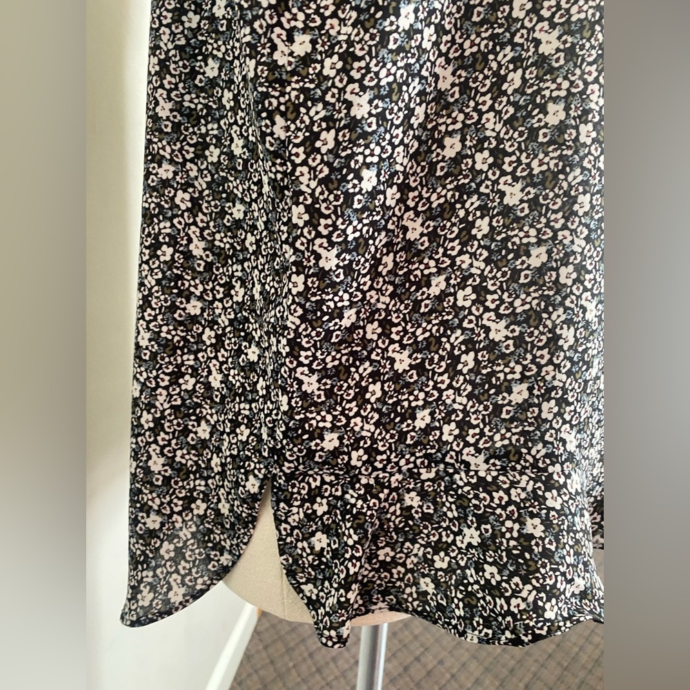 LOFT Black and White Floral Blouse - Picture 3 of 8